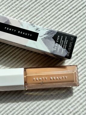 FENTY BEAUTY WE'RE EVEN HYDRATING LONGWEAR CONCEALER - 250w